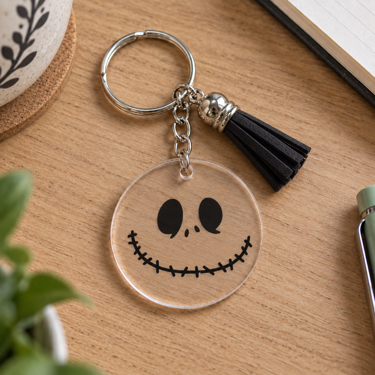 Porte-clés Halloween acrylique transparent visage de squelette noir avec pompon noir