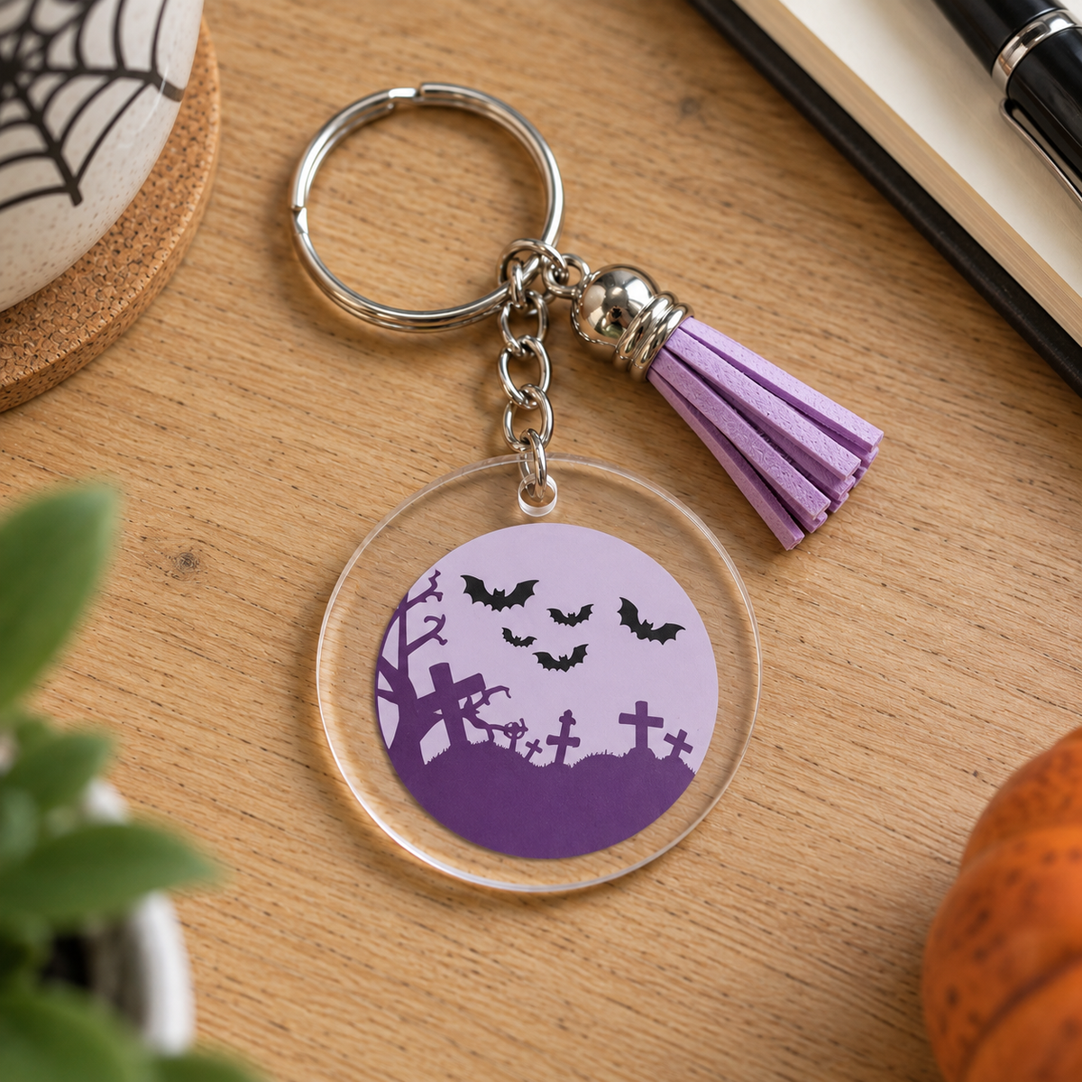 Porte-clés Halloween violet cimetière hanté avec chauves-souris et pompon lilas