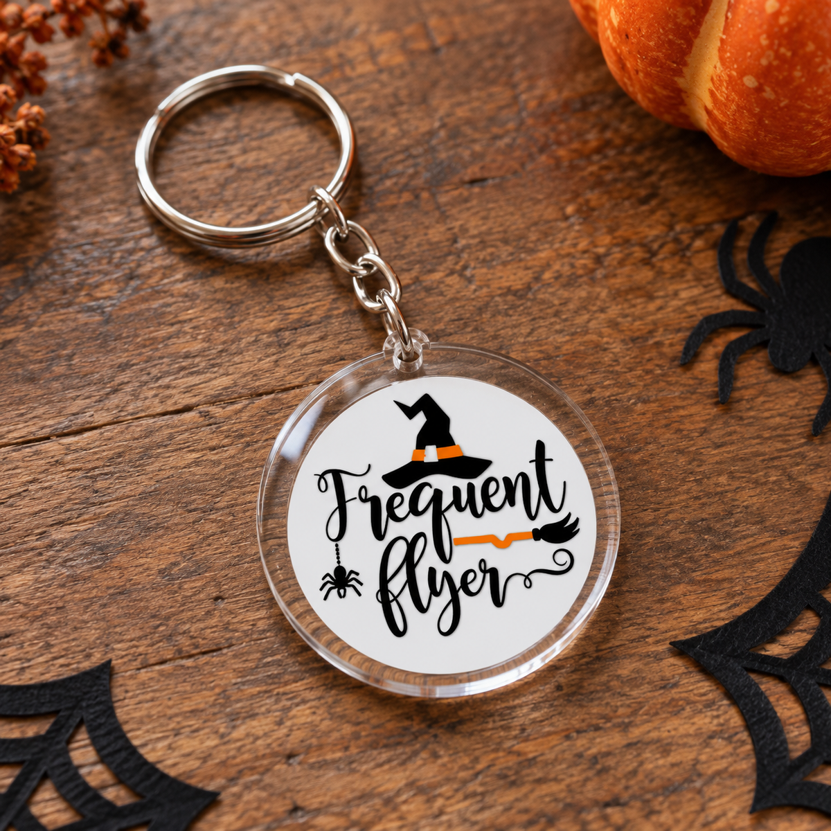 Porte-clés Halloween rond en acrylique Frequent Flyer chapeau et balai de sorcière
