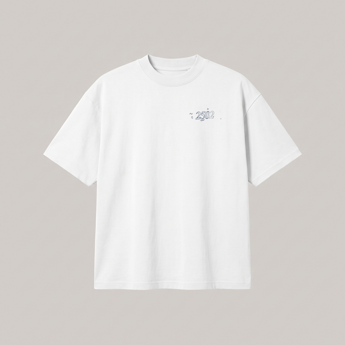 T-shirt blanc personnalisé vue de face - petite date 2502 imprimée sur la poitrine
