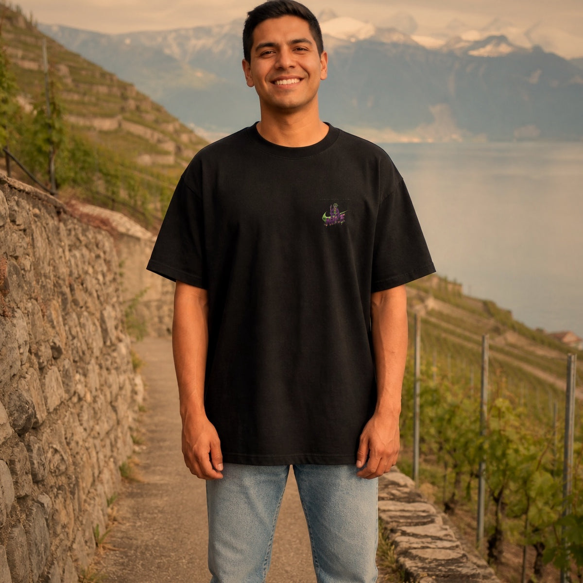 Homme portant le t-shirt oversize noir vue de face - petit imprimé du clown sur la poitrine gauche
