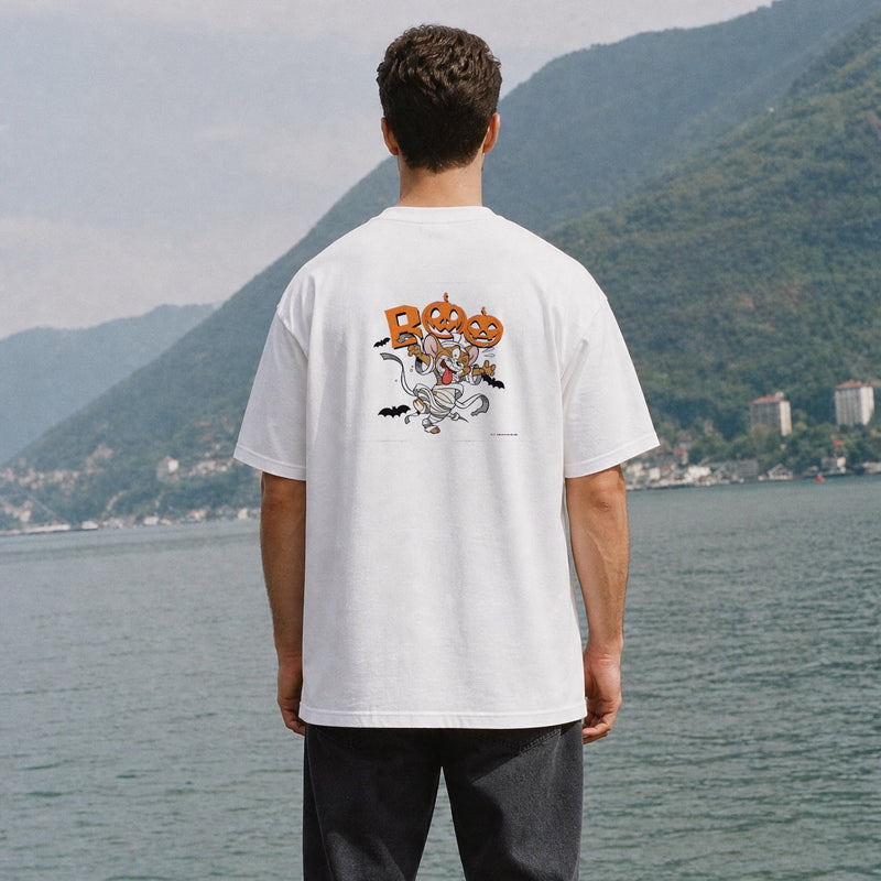 Homme portant le t-shirt oversize blanc Halloween vue de dos - imprimé BOO en lettres citrouilles, souris momie et chauves-souris