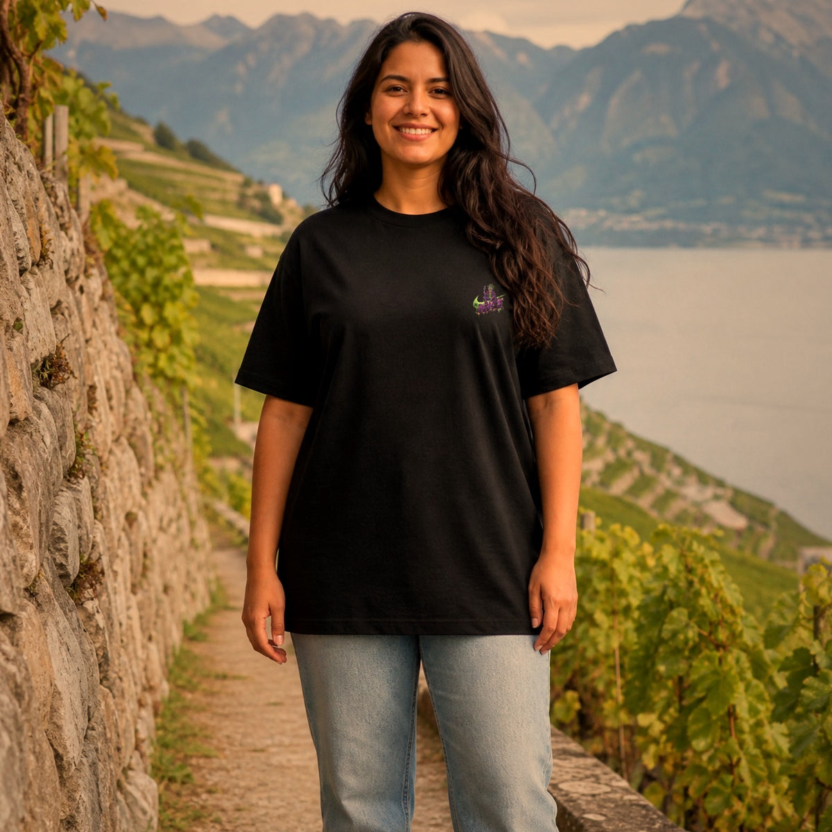 Femme portant le t-shirt oversize noir vue de face - petit imprimé du clown sur la poitrine gauche
