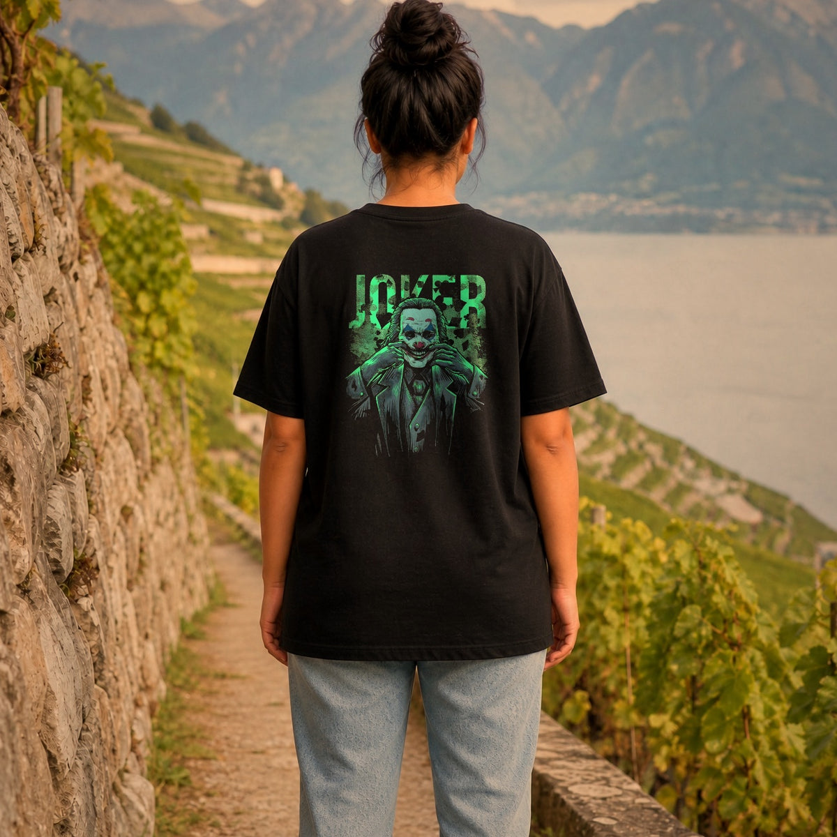 Femme portant le t-shirt oversize noir vue de dos - grand imprimé clown vert néon style comics
