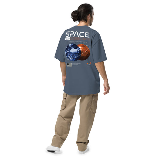 T-shirt oversize délavé Our Space Indigo Délavé vue de dos - grand imprimé planètes et espace au dos