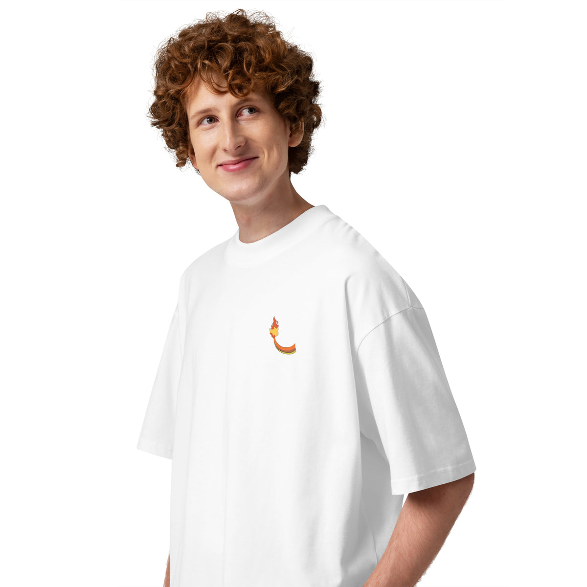 T-shirt oversize col montant Dragon de Feu blanc vue de profil gauche - flamme imprimée à la poitrine