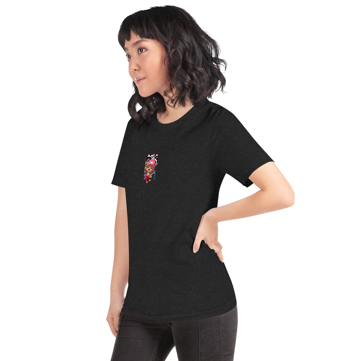 T-shirt noir chiné anime chibi pirate femme trois-quarts gauche - détail imprimé chibi à la poitrine