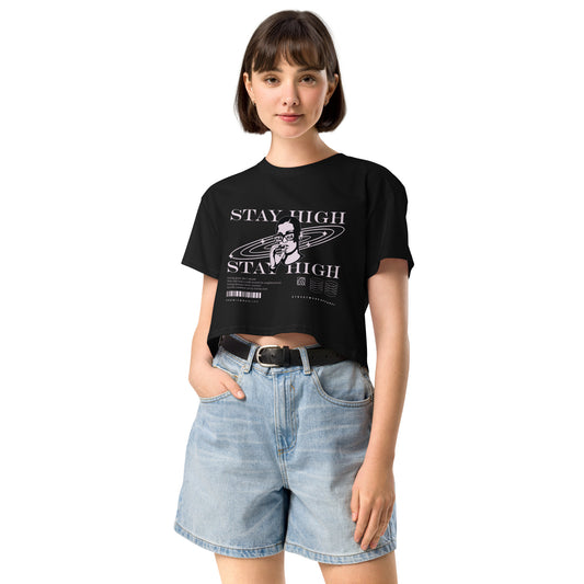 Crop top femme Stay High noir porté avec short en jean, look streetwear